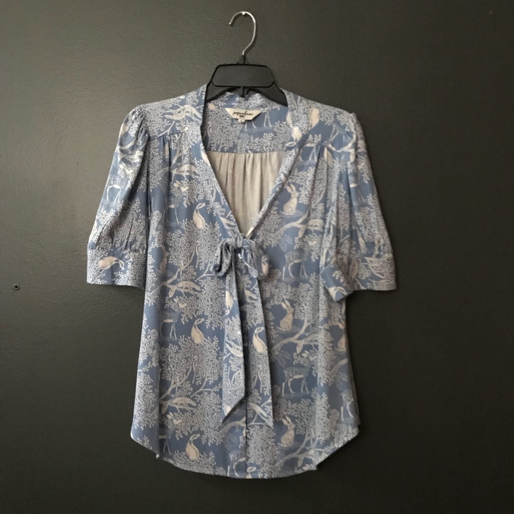 Shortsleeve blouse with tie in front